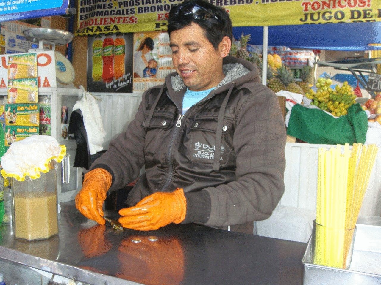Перуанцы создали уникальный тонизирующий сок из лягушек
