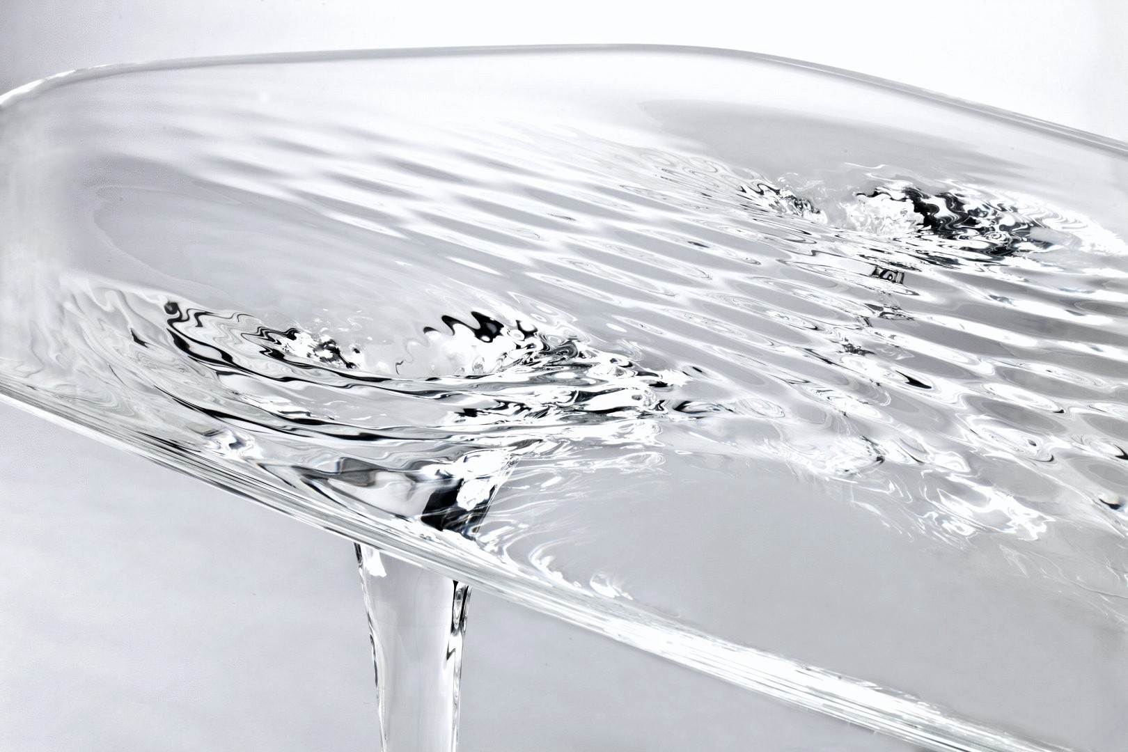 Чтоб стекала вода. Стеклянный стол Заха Хадид. «Жидкого» стола Захи Хадид. Столик Заха Хадид стекло. Прозрачная жидкость.