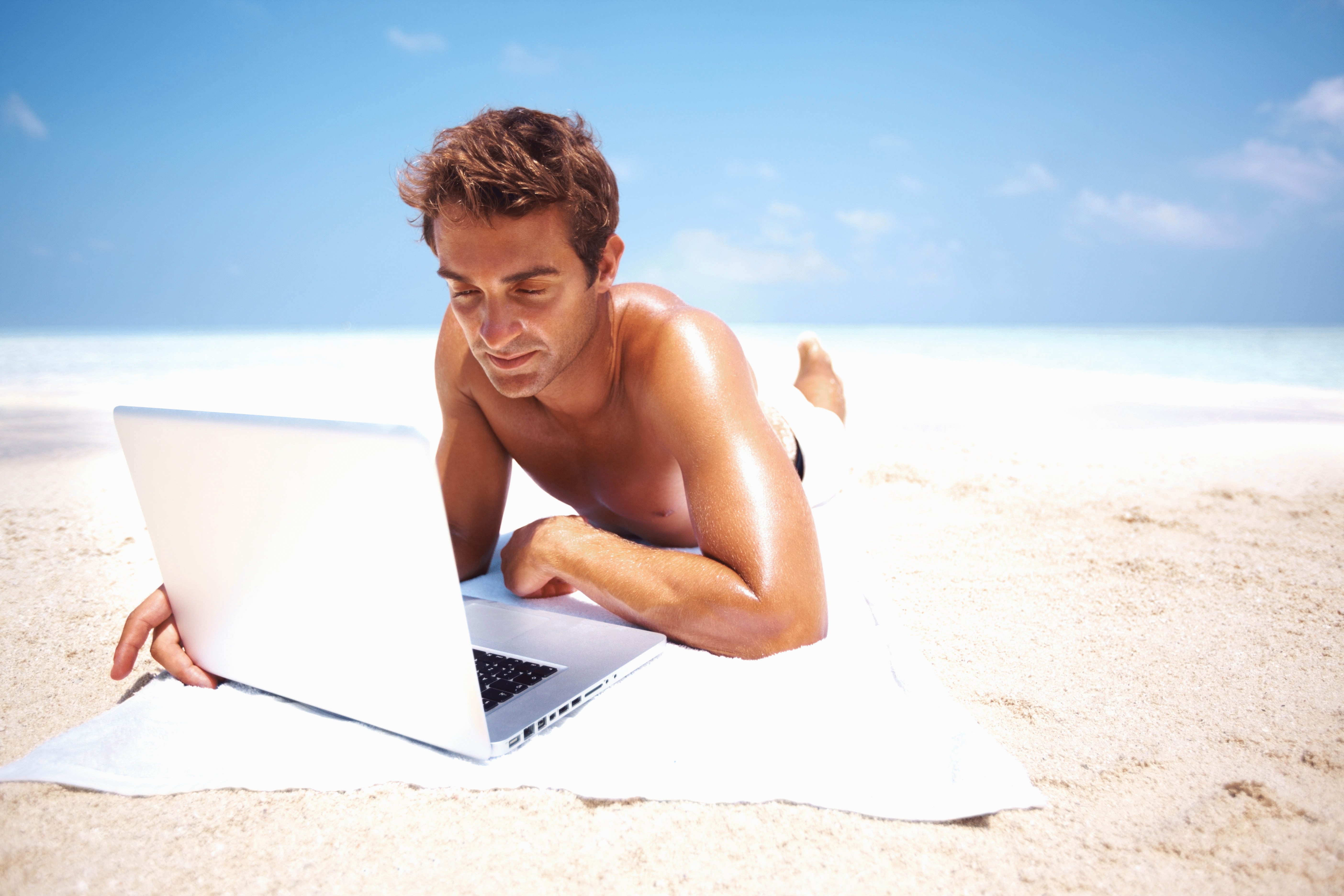 Управление из любой точки. Человек с ноутбуком на море. С ноутбуком на пляже. Человек с ноутбуком на пляже. Парень с ноутбуком на море.