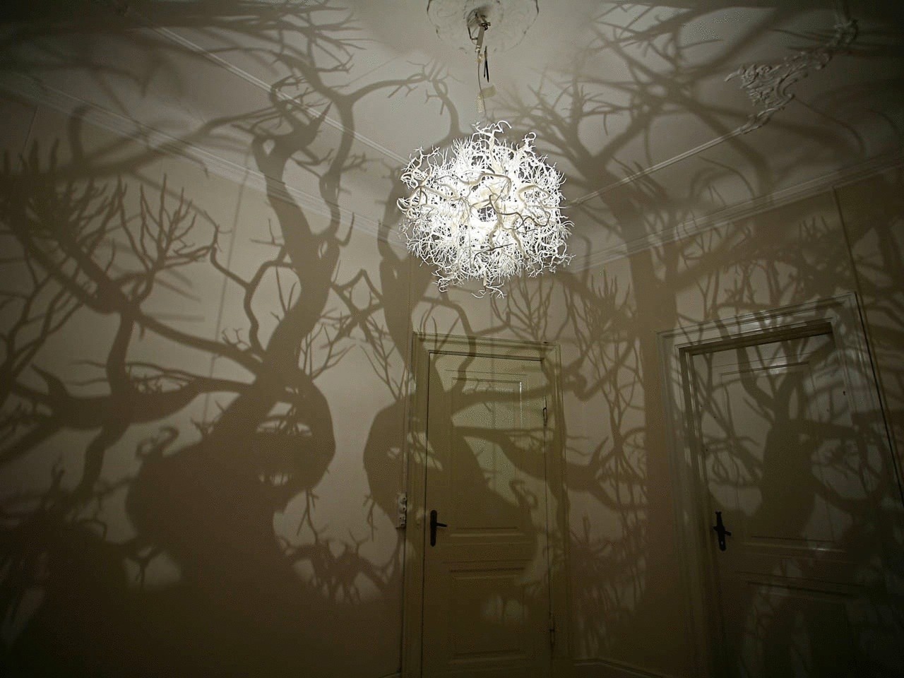 Оригинальный светильник превратит комнату в сцену из фильма ужасов