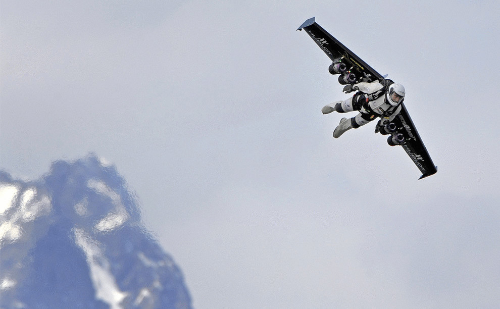 Ужасающий полёт над Альпами на самодельных реактивных крыльях