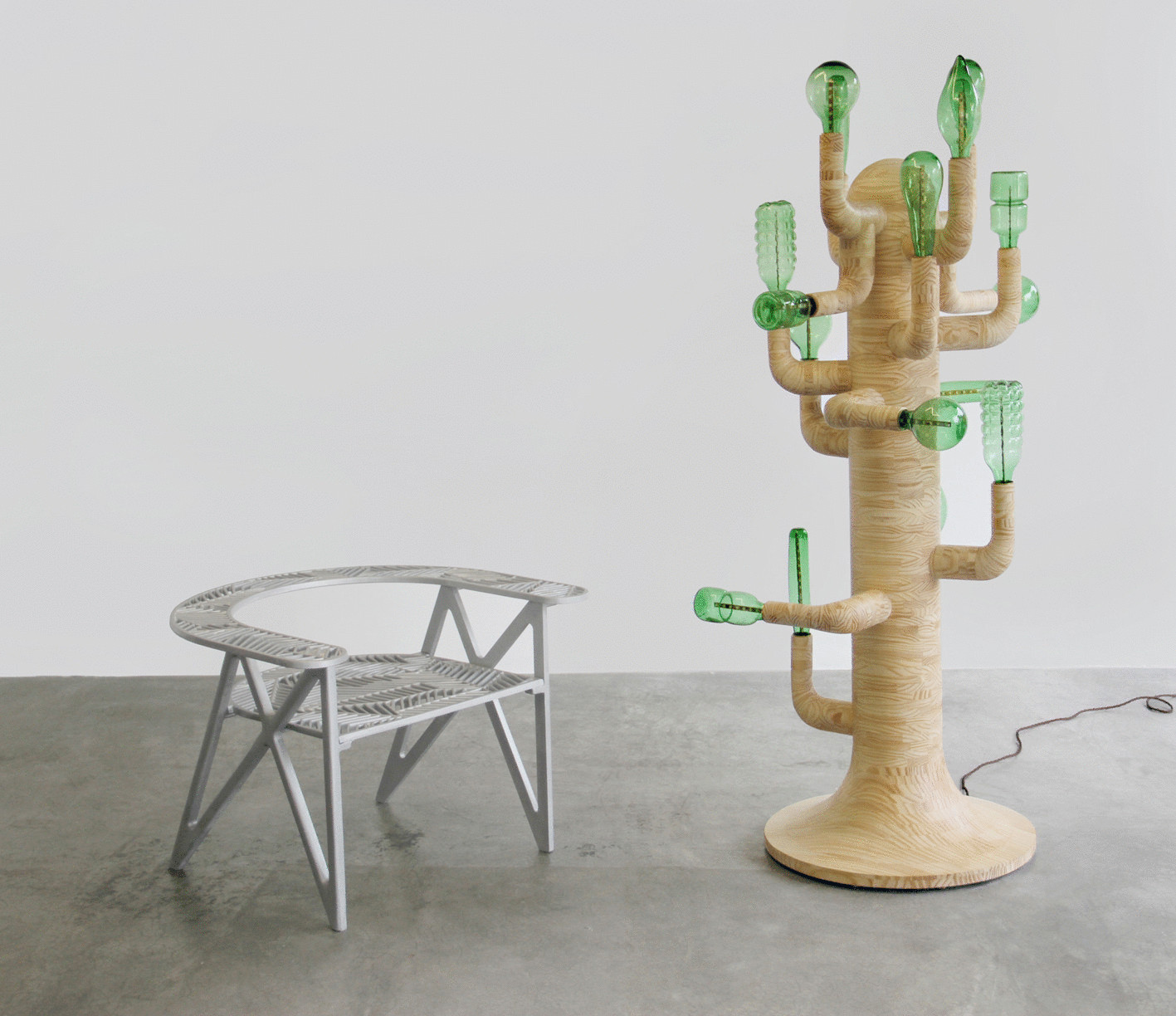 Креативная лампа-кактус из пивных бутылок создана в Бразилии