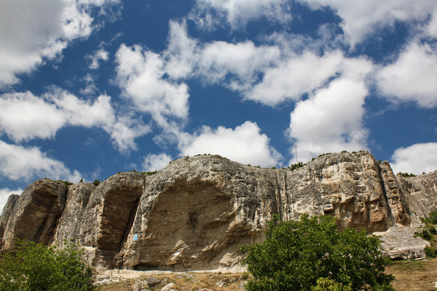 Удивительный пещерный город Чуфут-Кале в Крыму