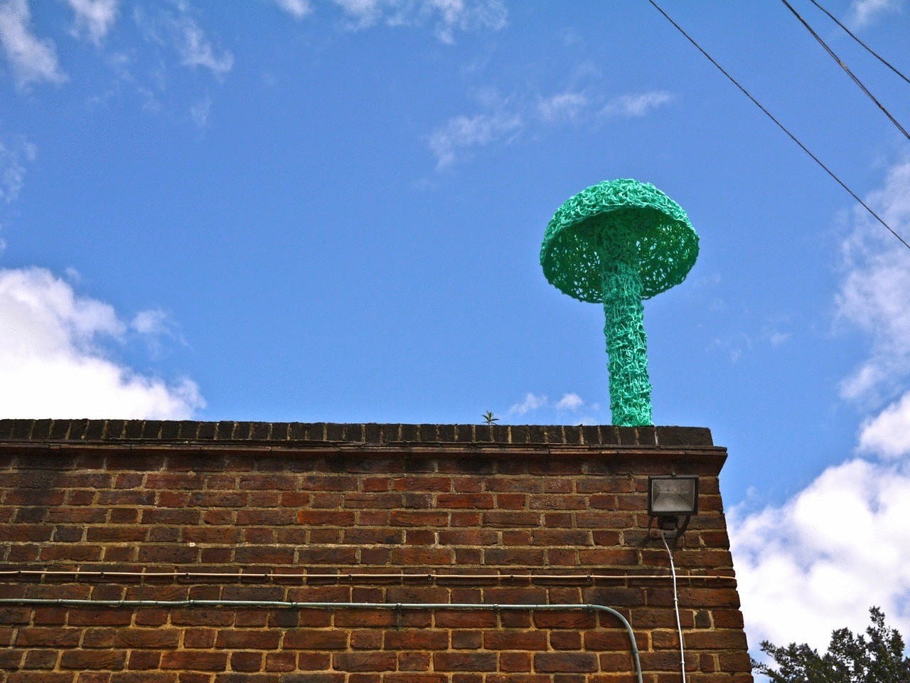 На улицах Лондона появились гигантские разноцветные грибы