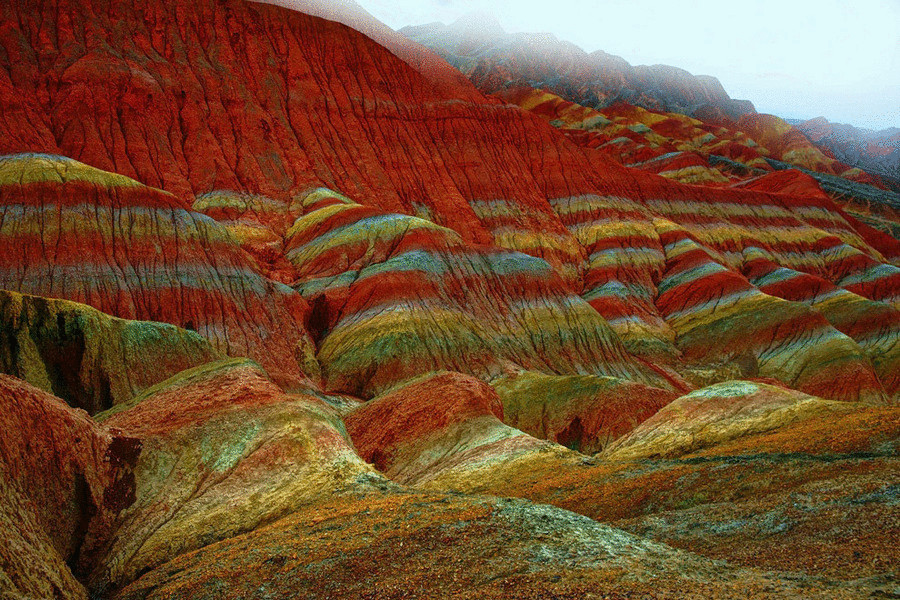 Уникальные разноцветные горы Дэнксия в Китае