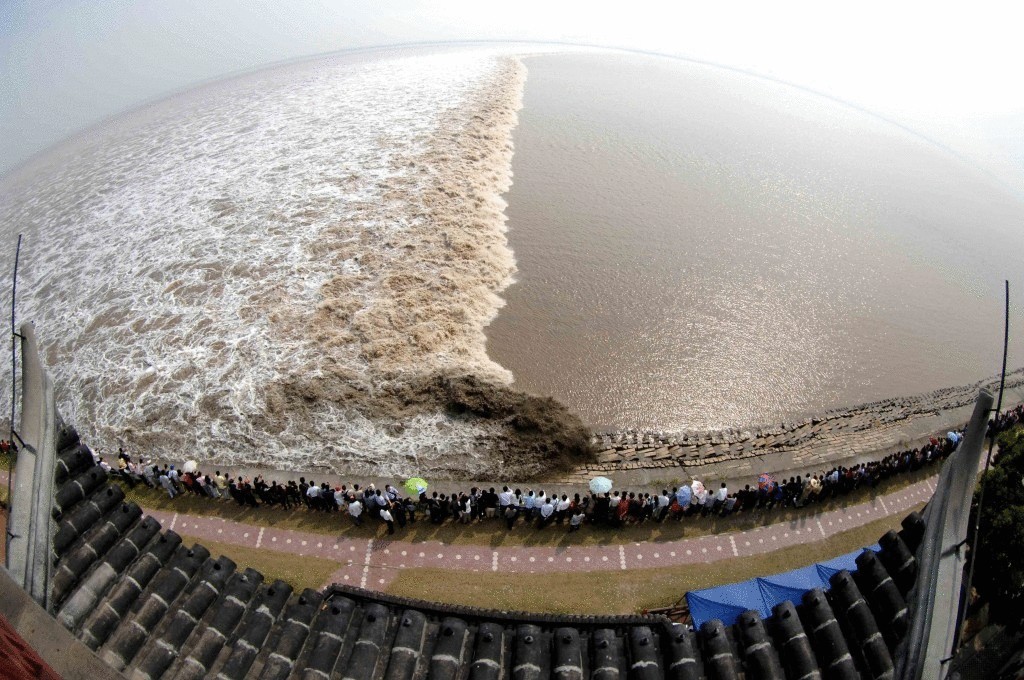 Прилив на реке Цяньтан: опасная красота