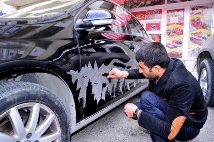 Невероятные рисунки на грязных автомобилях от азербайджанского парковщика