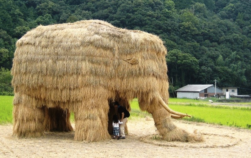 В Японии состоялся фестиваль необычных скульптур из сена