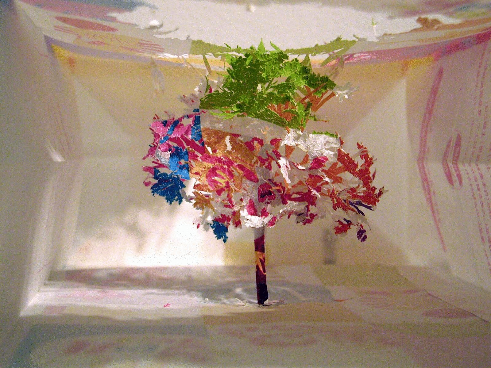 Японский художник вырезает деревья из бумажных пакетов 