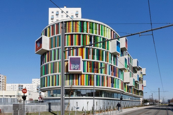 Необычный дом-калейдоскоп с разноцветными балконами построили возле Парижа