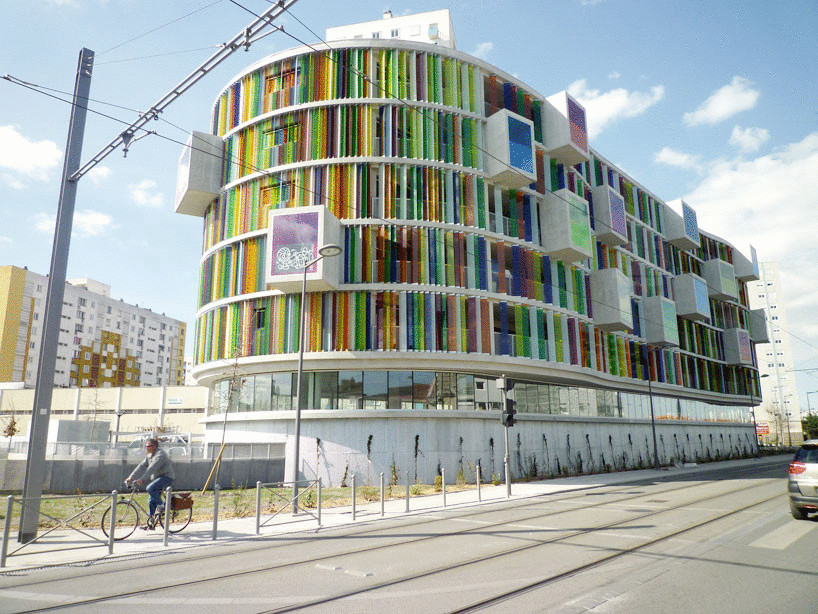 Необычный дом-калейдоскоп с разноцветными балконами построили возле Парижа
