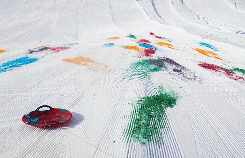 В Швейцарии снежный склон раскрасили во все цвета радуги
