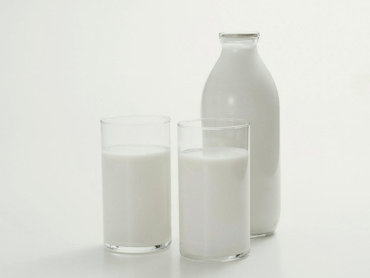 Молоко на белом фоне