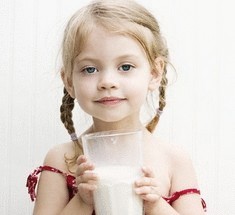 Неоценимая польза козьего молока в детском меню