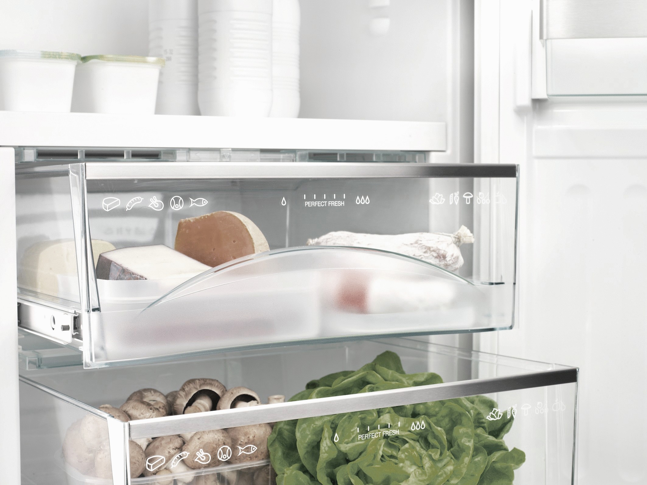 Какой холодильник лучше купить в 2024. Холодильник с продуктами. Хранение в холодильнике. Зона свежести в холодильнике что это. Хранение продуктов в холодильнике.
