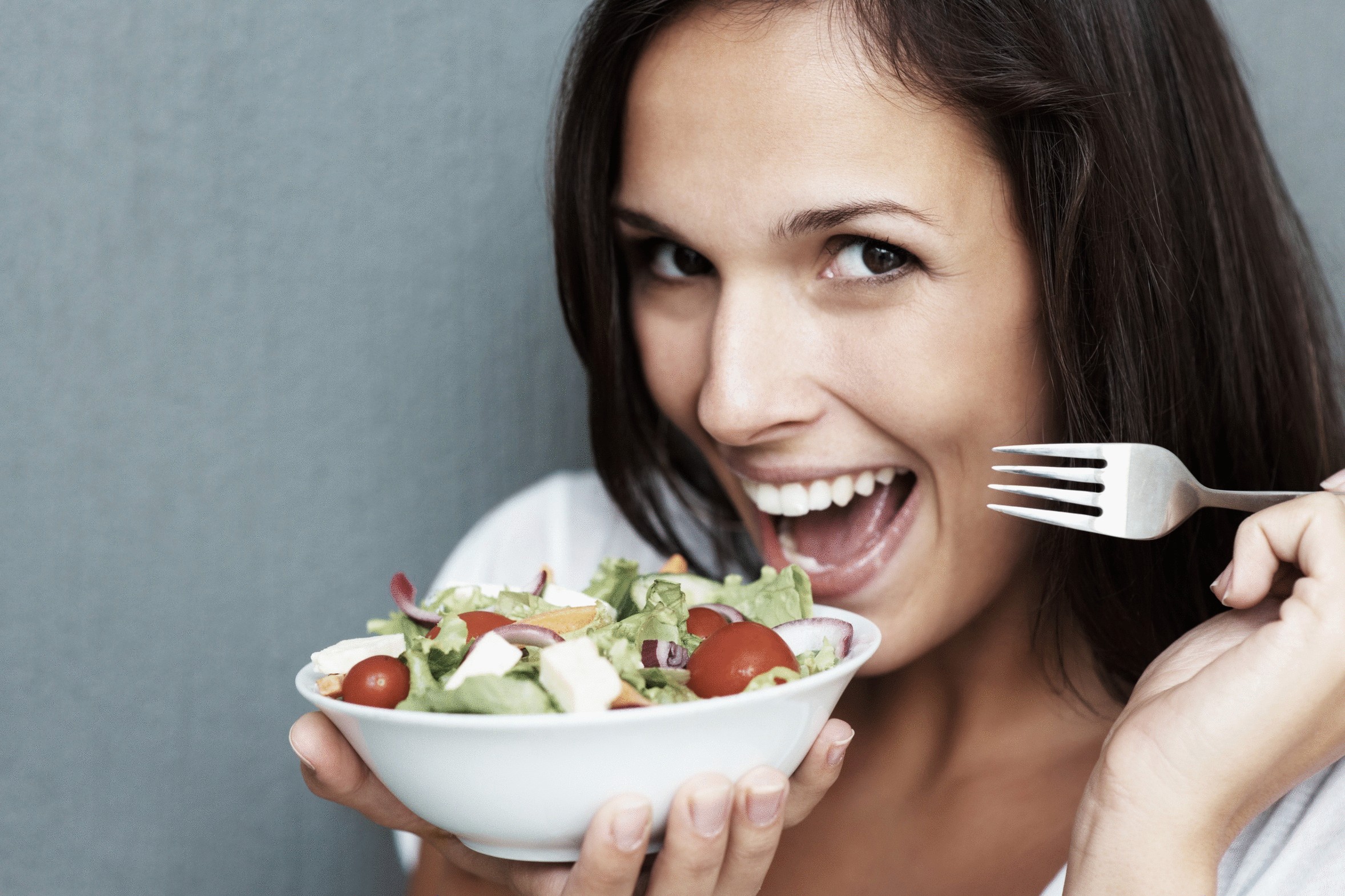 Что кушать. Девушка с салатом. Девушка ест салат. Девушка кушает салат. Девушка с аппетитом.