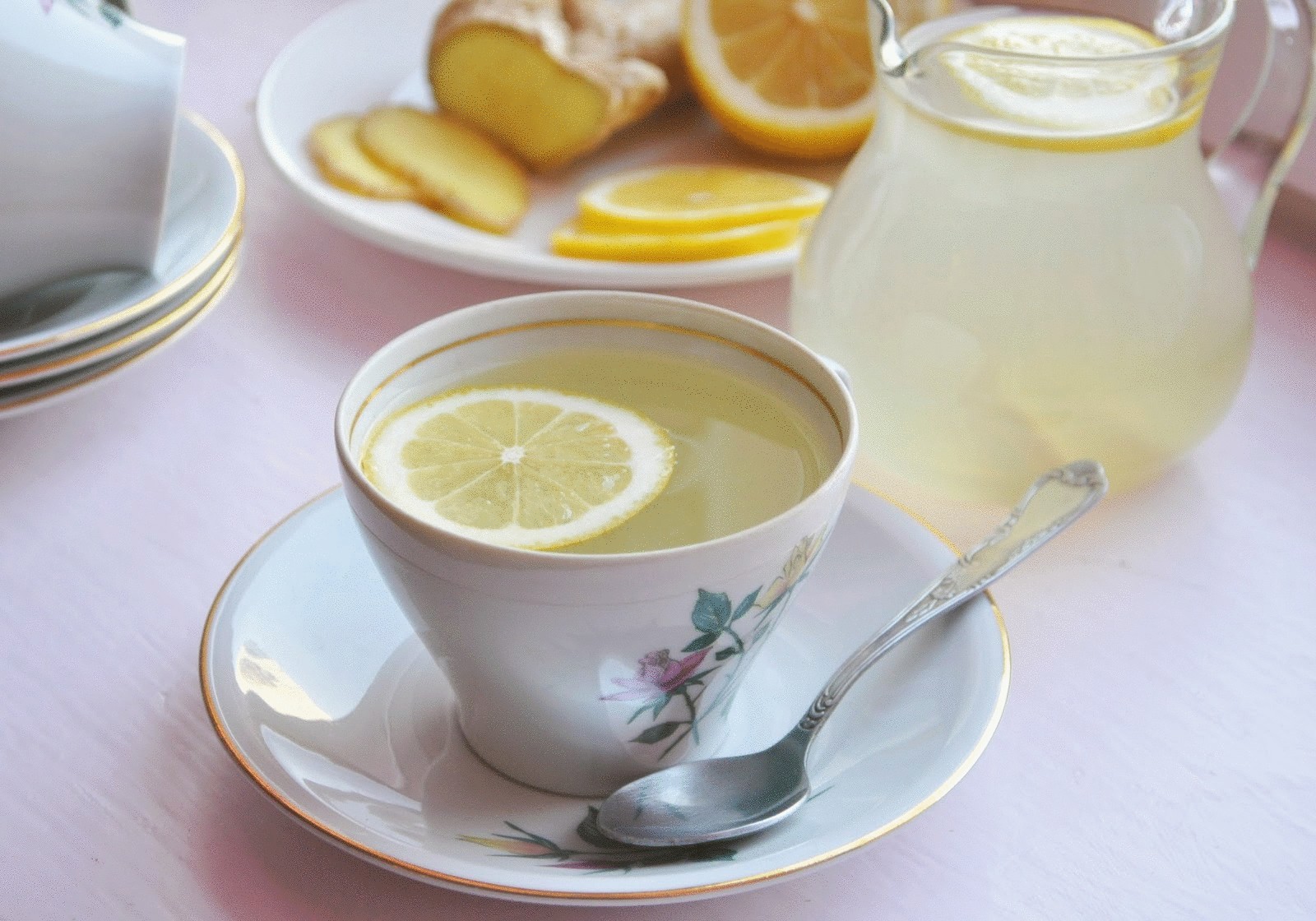 Имбирный чай рецепт с лимоном. Имбирный чай. Чай с лимоном и имбирем. Имбирный чай с лимоном. Имбирный чай фото.