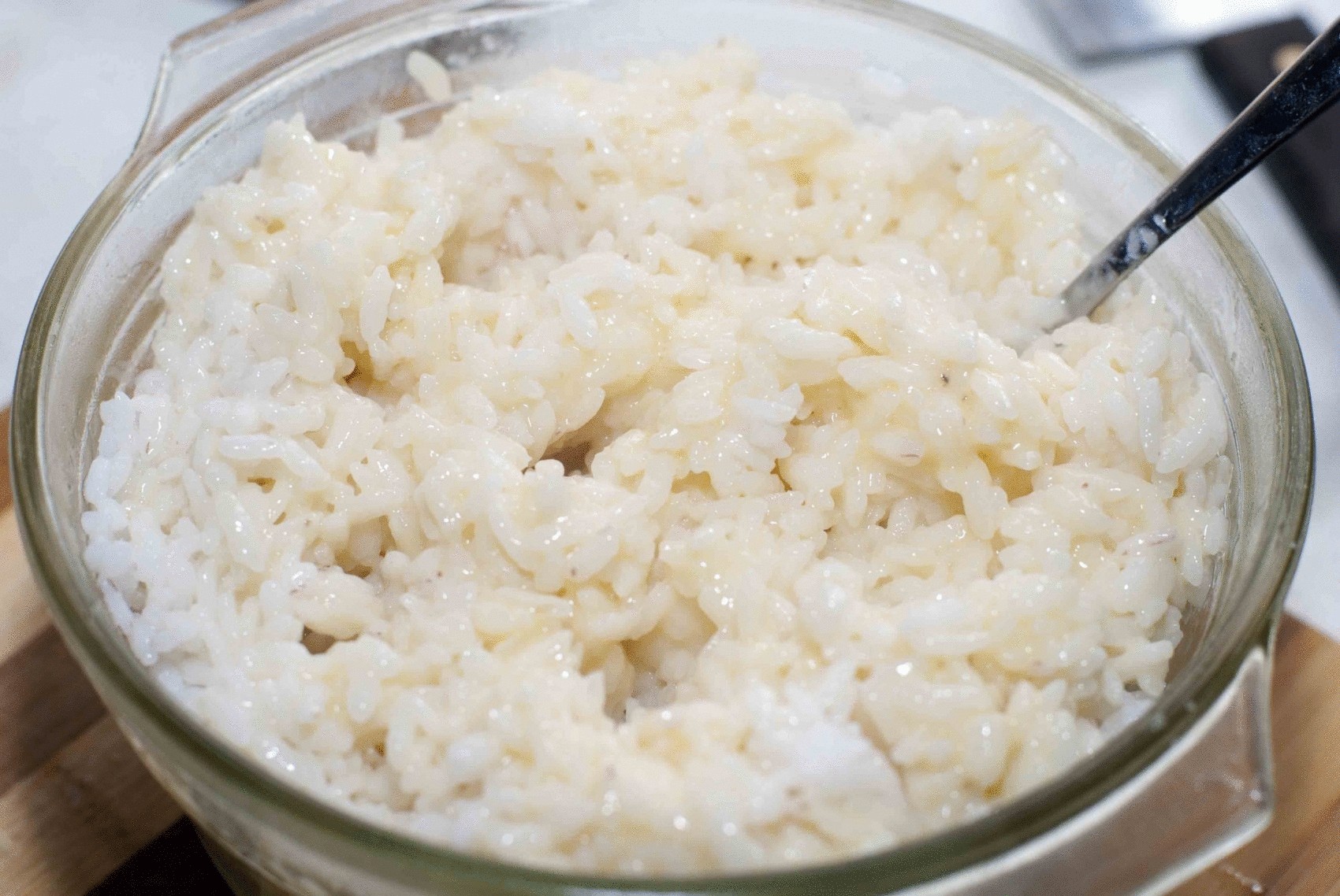 Rice bran. Рис с маслом. Протухший рис. Рис жареный белый в тарелке. Белый рис с маслом.