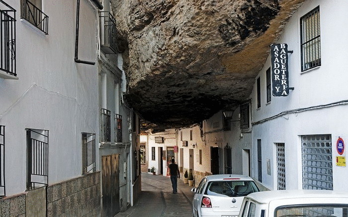 Сетениль-де-лас-Бодегас - испанский город, затерянный в камнях  