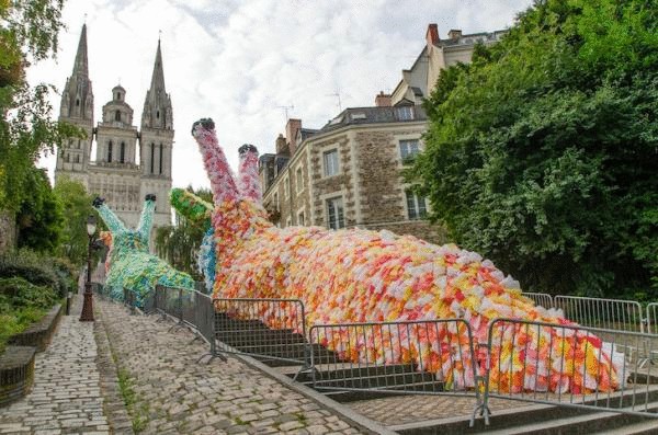 Гигантские улитки на улицах: экологическая инсталляция во французском Анже 