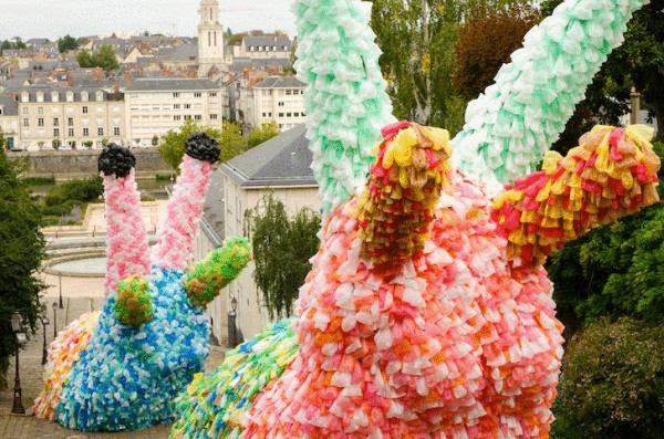 Гигантские улитки на улицах: экологическая инсталляция во французском Анже 