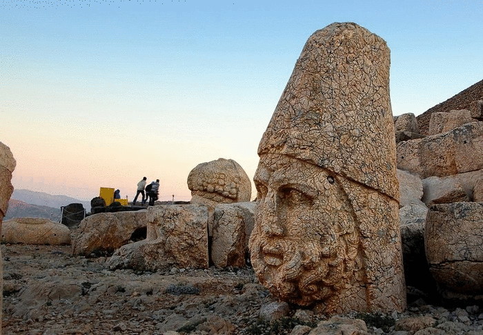Турецкие достопримечательности: каменные головы на горе Немрут-Даг 