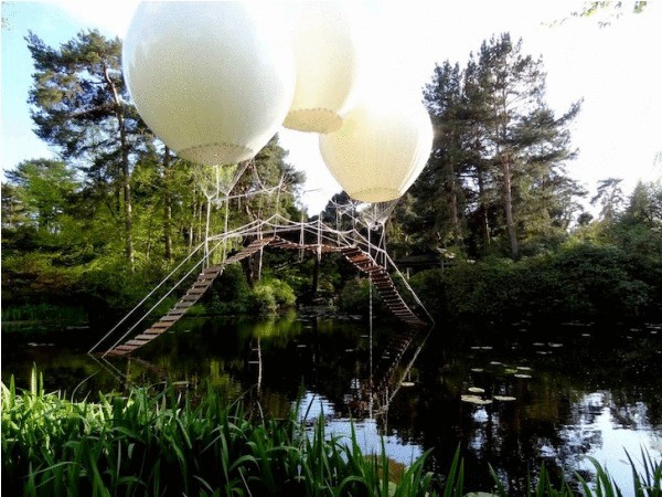 Pont de Singe - подвесной мост на воздушных шарах, наполненных гелием 