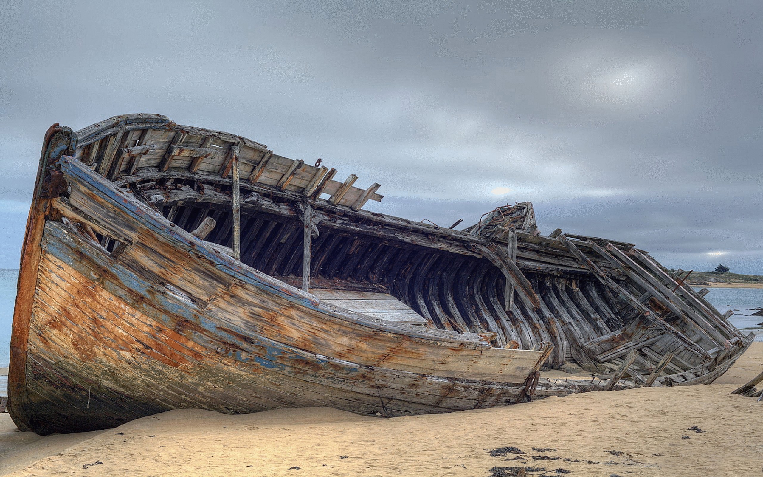 Разбитые корабли текст. Кладбище кораблей Мурманск. Затонувший деревянный корабль. Разбитый корабль. Старый корабль.
