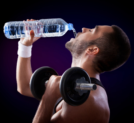 Выпиваю тренировки. Спортсмен пьет воду. Пьющий спортсмен. Вода для спортсменов. Спортивное питье.