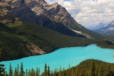 Невероятно яркий окрас озера Луиз в Канаде