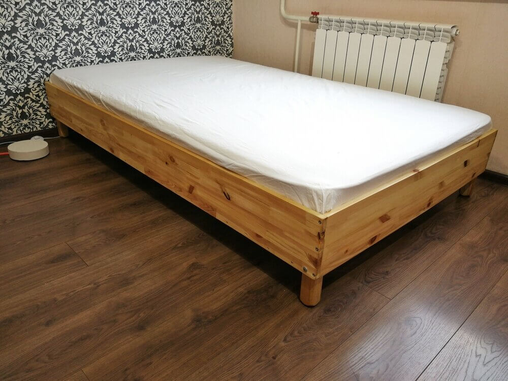 Самодельная кровать из дерева. Кровать из дерева. Самодельная кровать. Кровать из мебельного щита.