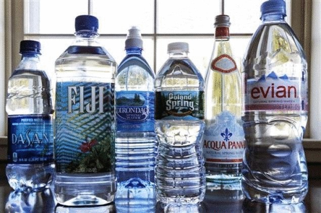 Что нужно проверить покупая  воду в пластиковой бутылке