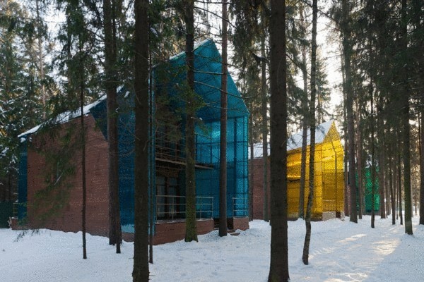 Разноцветные дома в подмосковном лесу