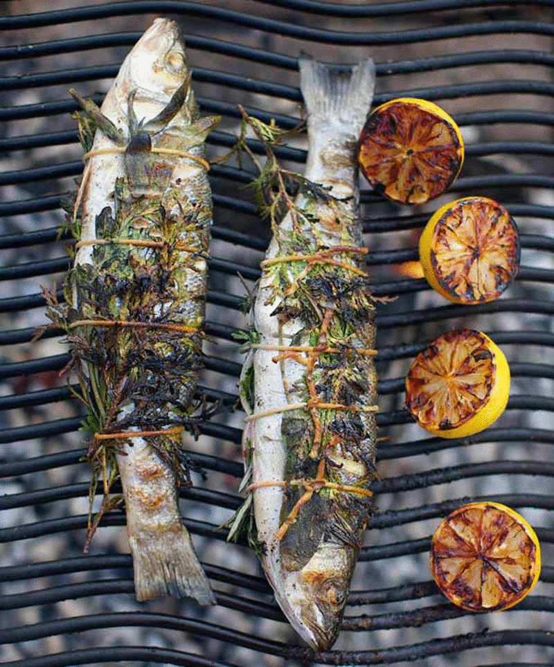 Диетический шашлык существует: рыба на шампурах