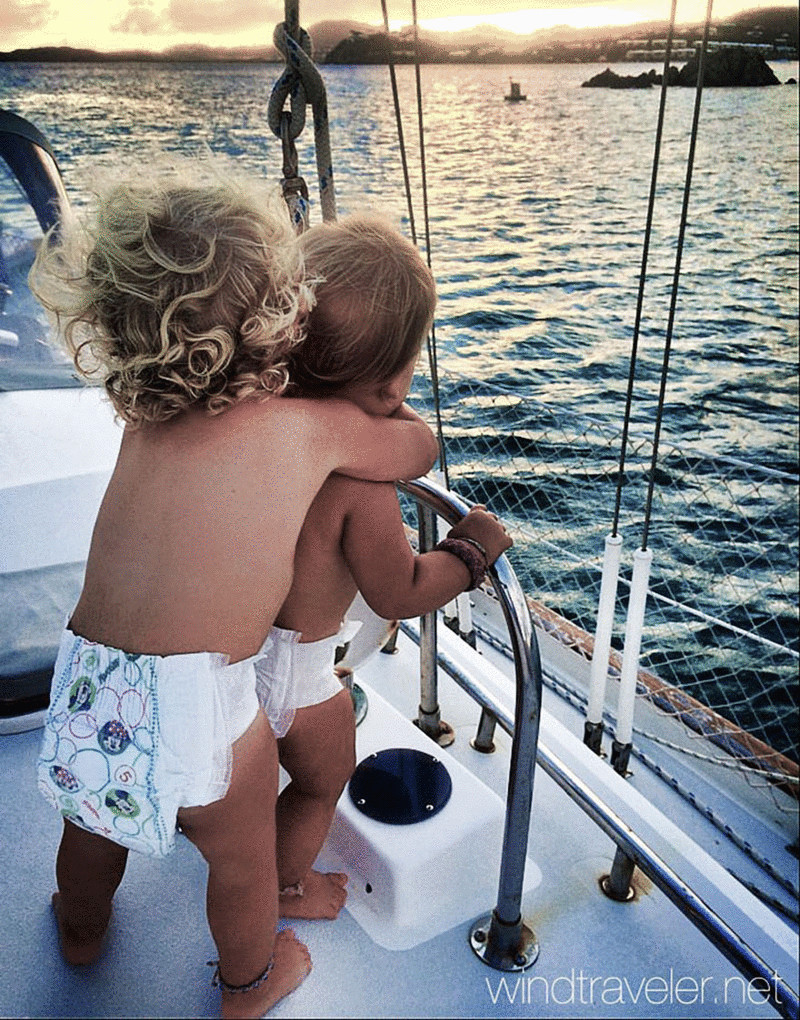 мал дети на море