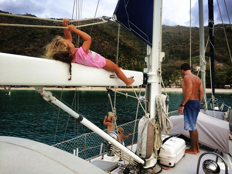 Воспитание троих маленьких детей на паруснике в Карибском море