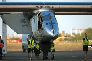 Поломка батарей откладывает кругосветный перелет Solar Impulse 2 почти на один год