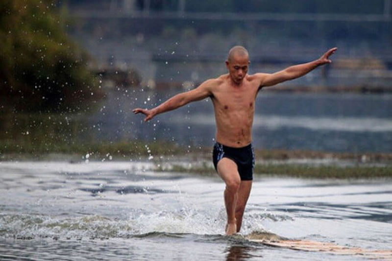 Монах Ши Лилианг из храма Южный Шаолинь пробежал 125 метров по воде!