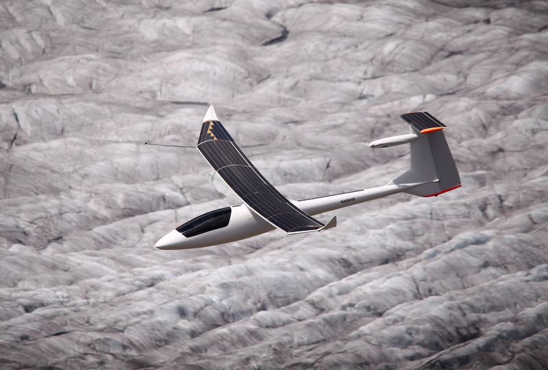 Солнечный самолет Sunseeker Duo летит через Альпы - и обратно