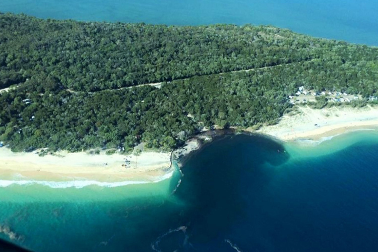 Австралийский пляж провалился под землю вместе с кемпингом