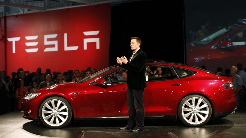 Маск пообещал, что через месяц Tesla смогут автономно передвигаться