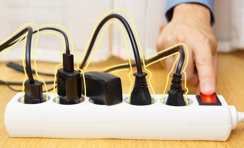 Нужно ли вынимать из розетки зарядные устройства, если они не используются?