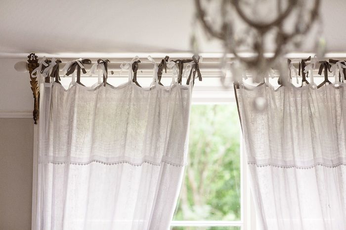 Как повесить шторы: завязки, петли и люверсы