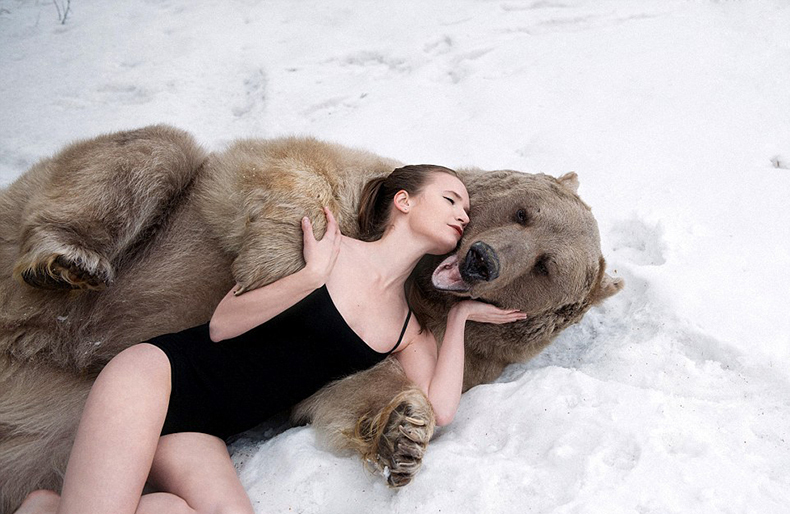 Русские модели, снявшиеся в фотосессии с медведем, взорвали англоязычный интернет