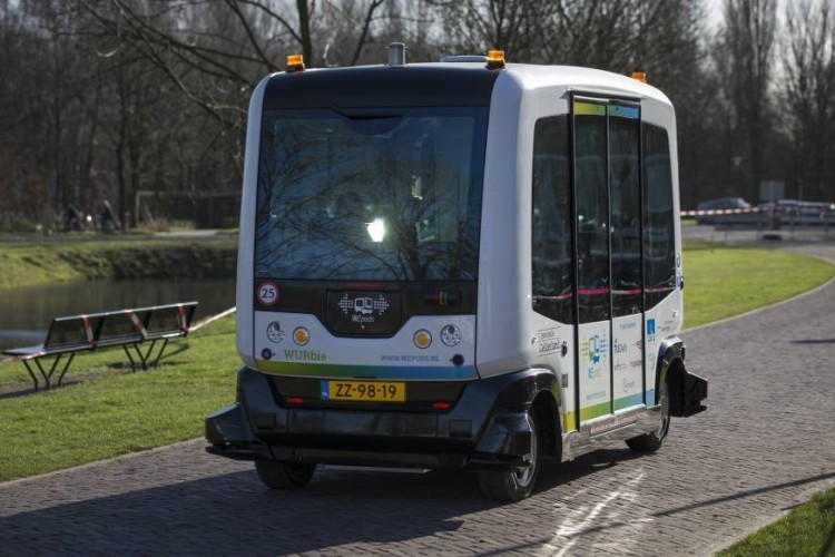 В Нидерландах испытали беспилотные микроавтобусы