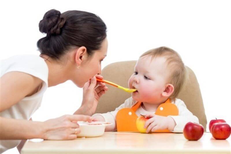 Ложечку за маму… Или как мы учим детей неправильному пищевому поведению
