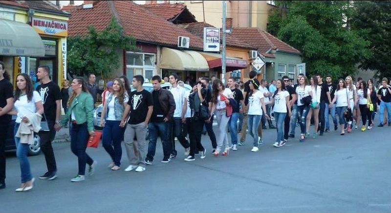 Сербские выпускники вместо покупки нарядов отдали деньги больным детям и праздновали в футболках
