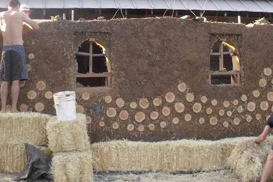Экологичные дачные домики из соломы и глины