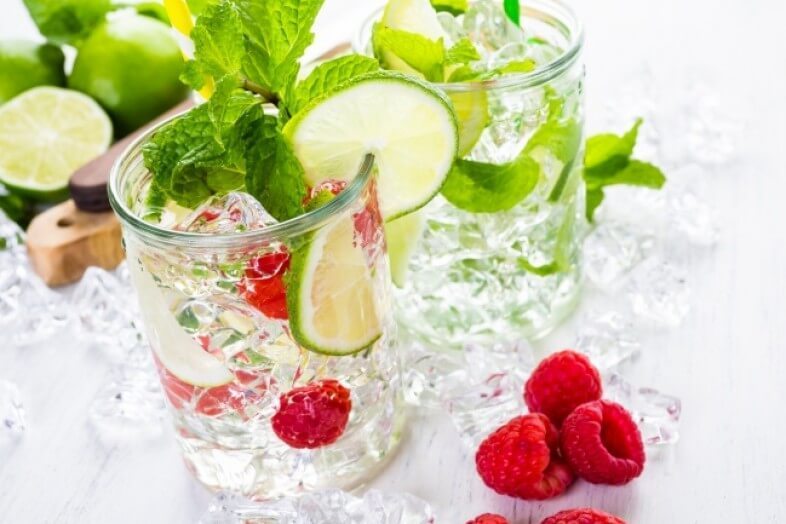 Как приготовить полезную воду из фруктов и трав