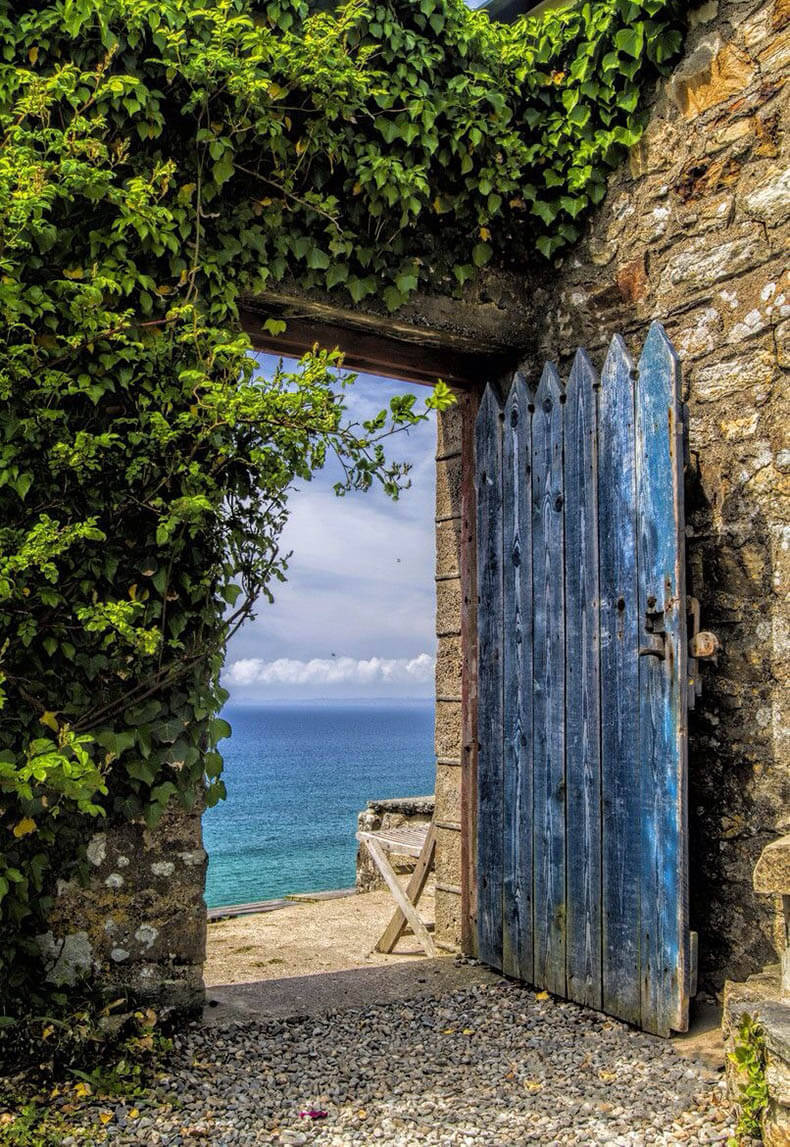 Открывающееся окно в двери. Дверь в природу. Открытая дверь. Дверь к морю. Красивые двери.